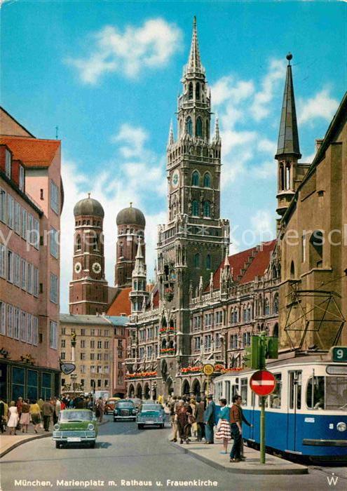 Muenchen Bayern Marienplatz mit Rathaus und Frauenkirche