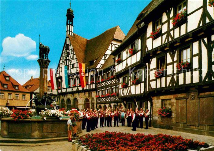 Forchheim Oberfranken Kriegerbrunnen mit Fachwerk Rathaus Musikkapelle