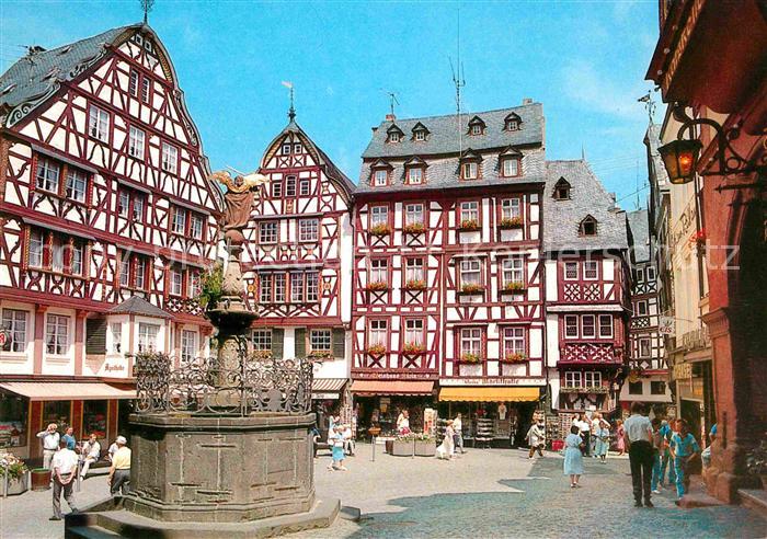 BERNKASTEL-KUES Berncastel Rheinland-Pfalz Marktplatz Brunnen Fachwerkhaeuser