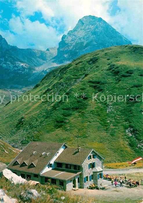 Ravensburgerhuette am Spullersee mit Roggalspitze und Lechtaler Alpen
