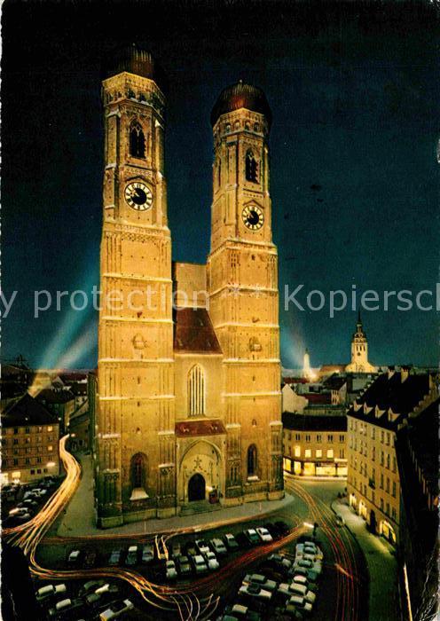 Muenchen Bayern Frauenkirche bei Nacht