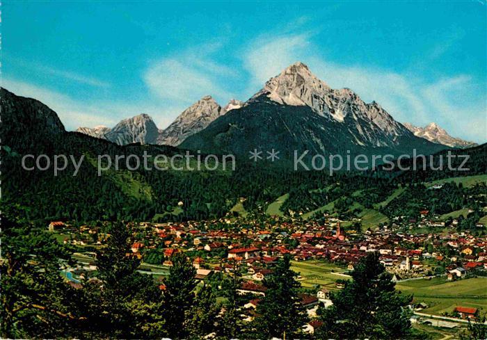 Mittenwald Bayern gegen Mieminger Kette Wettersteinspitze und Alpspitze