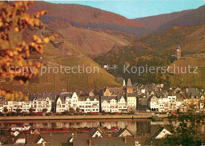 Zell Mosel Blick ueber den Fluss Weinberge
