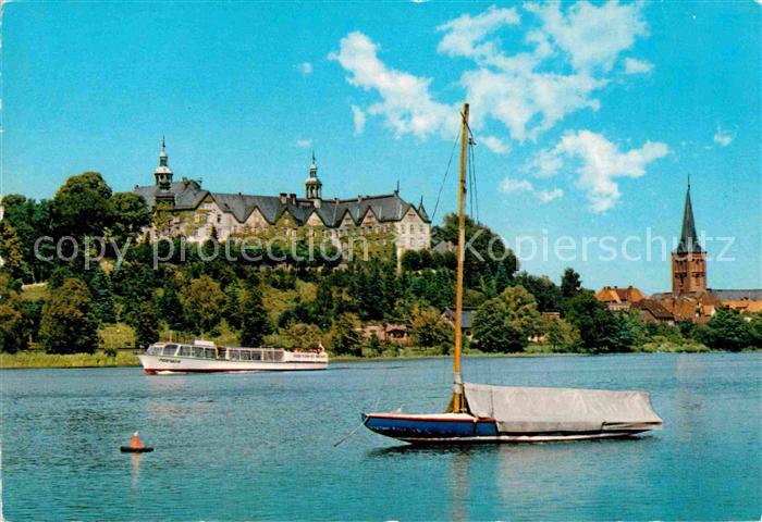 Ploen See Blick auf Schloss und Kirche Segelboot Ausflugsboot Naturpark Holstein