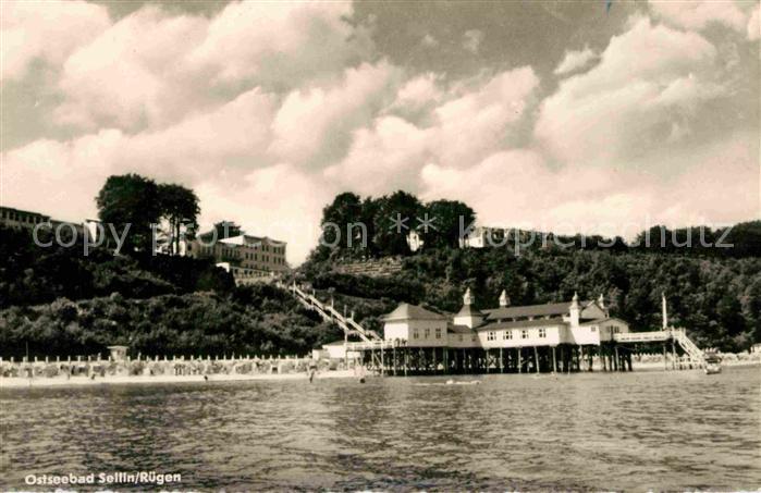 Sellin Ruegen Seebruecke Strand Kueste Ansicht vom Meer aus