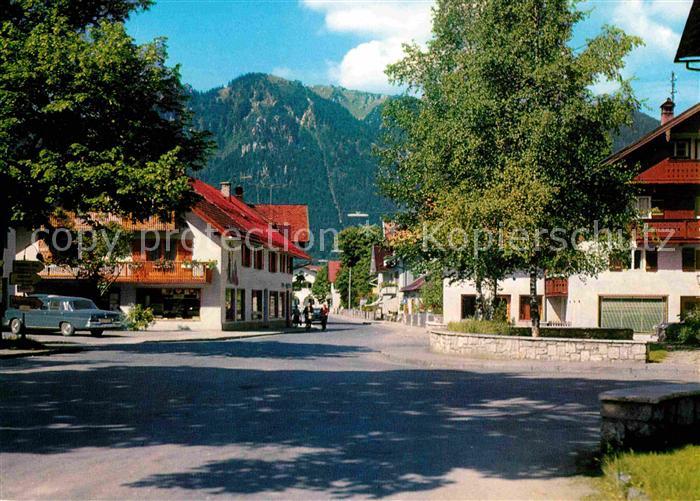 Lenggries Bahnhofstrasse mit Blick zum Brauneck Bayerische Alpen