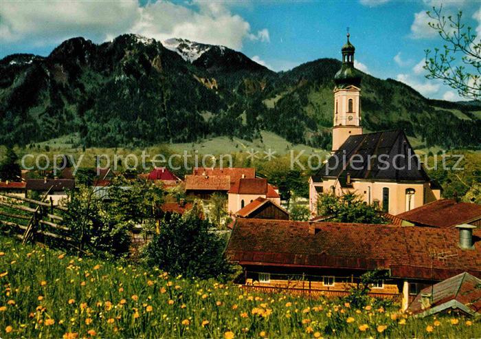 Lenggries Ortsansicht mit Kirche gegen Brauneck Bayerische Alpen