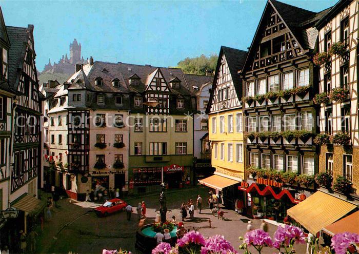 Cochem Mosel Marktplatz mit St Martinsbrunnen und Reichsburg Fachwerkhaeuser