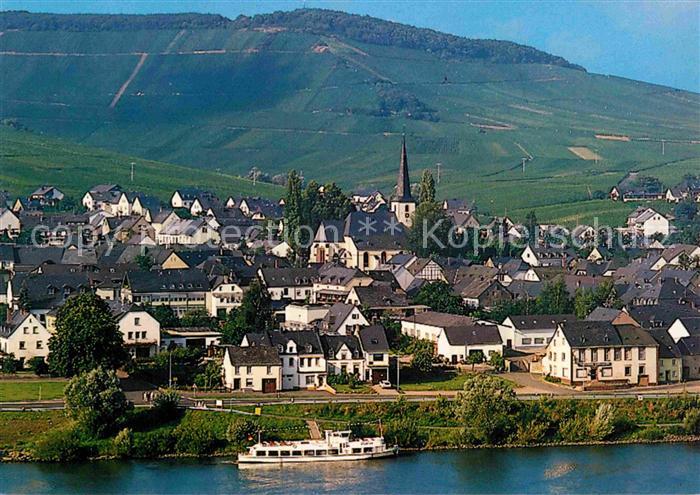Leiwen Mosel Ortsansicht mit Kirche Weinort Roemische Weinstrasse Dampfer