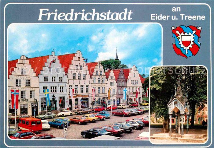 Friedrichstadt Eider Marktplatz mit historischen Giebelhaeusern und Marktpumpe