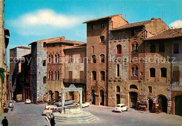 Siena Citta di San Cimignano Piazza della Cisterna Palazzi Medioevali