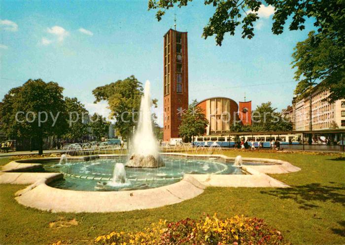 Muenchen Bayern Matthaeuskirche am Sendlingertorplatz Fontaene Wasserspiele