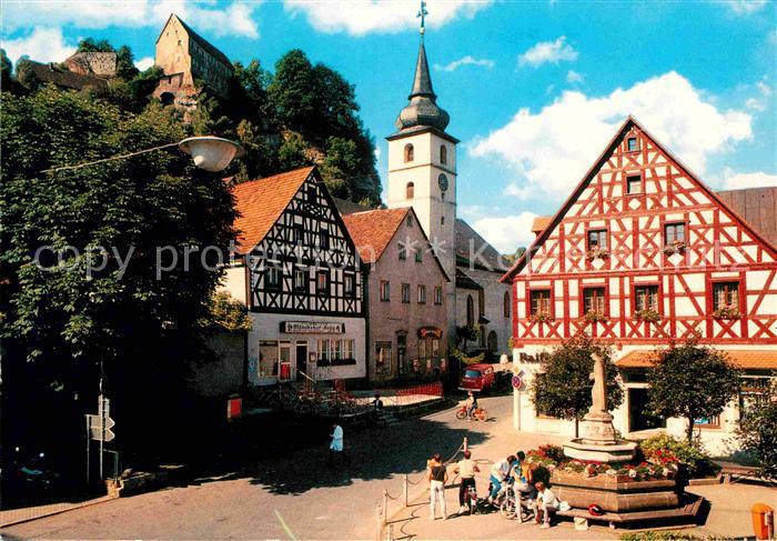 Pottenstein Oberfranken Blick auf Marktplatz und Burg Fachwerkhaeuser Kirche