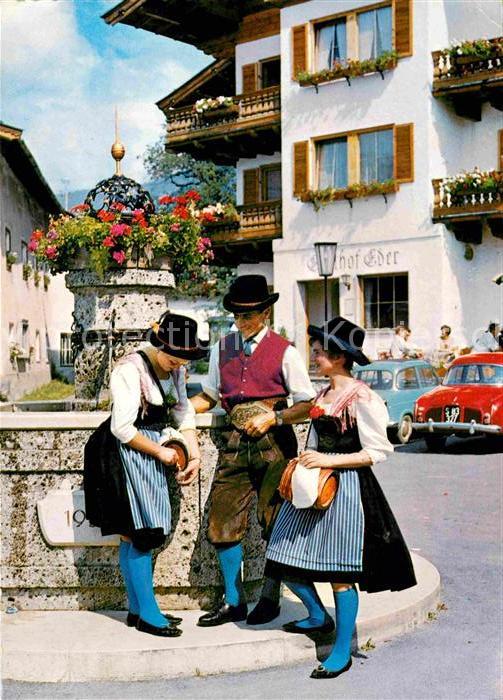 Zell See Kinder am Dorfbrunnen Trachten