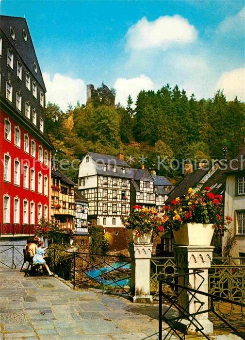 Monschau Montjoie NRW Rotes Haus Altstadt mit Blick zur Burgruine Haller
