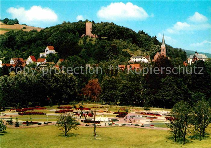 Bad Soden-Salmuenster Neuer Kurpark Blick zur Stolzenberg Burgruine