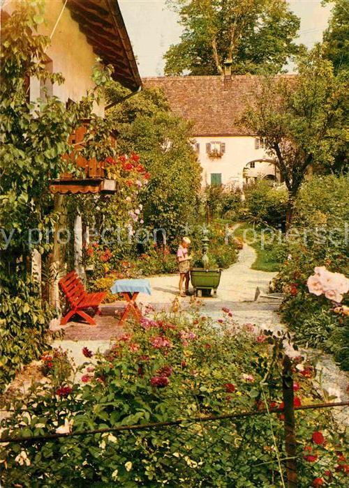 Bernried Starnberger See Blick ueber den Zaun Garten Kind Brunnen Bauernhaus