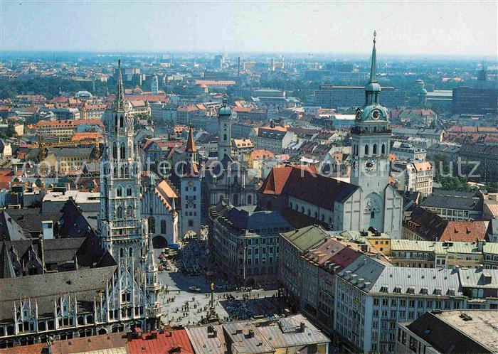 Muenchen Bayern Blick vom Turm der Frauenkirche auf Rathaus und Peterskirche
