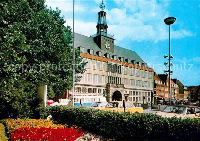 Emden Ostfriesland Rathaus mit Vorplatz
