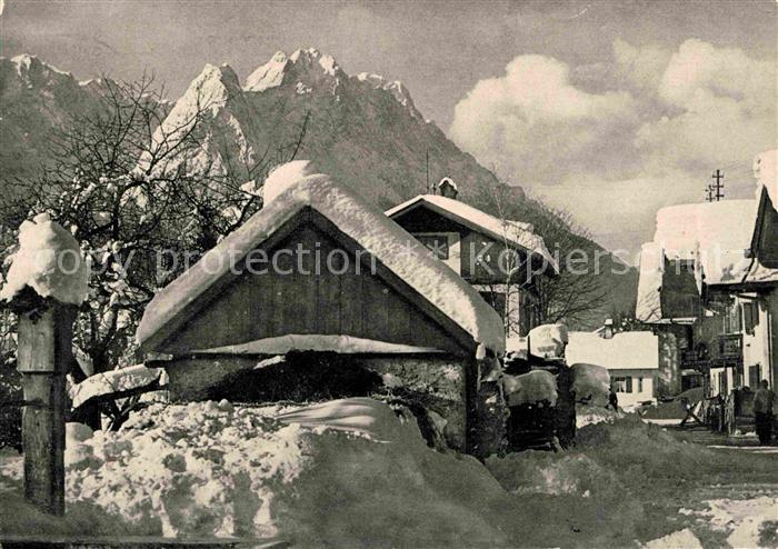 GARMISCH-PARTENKIRCHEN Bayern Fruehlingsstrasse mit Zugspitzgruppe im Winter
