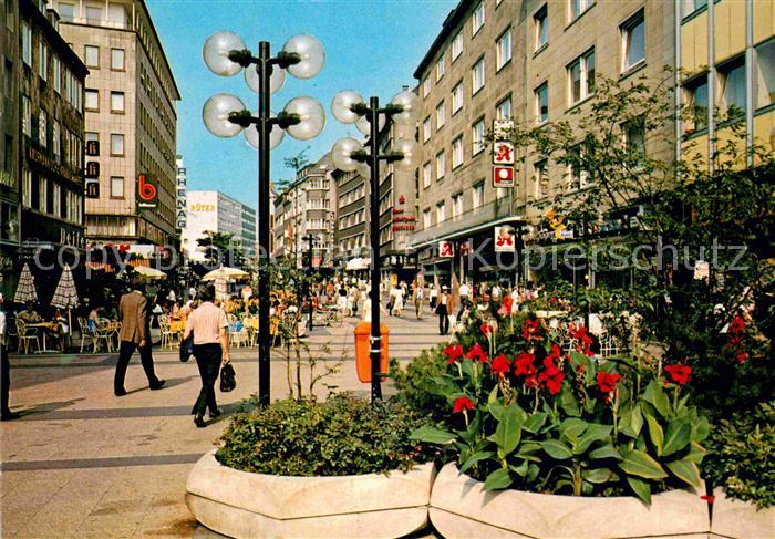 Muelheim Ruhr Centrum mit Punkt-Apotheke und Schlossstrasse