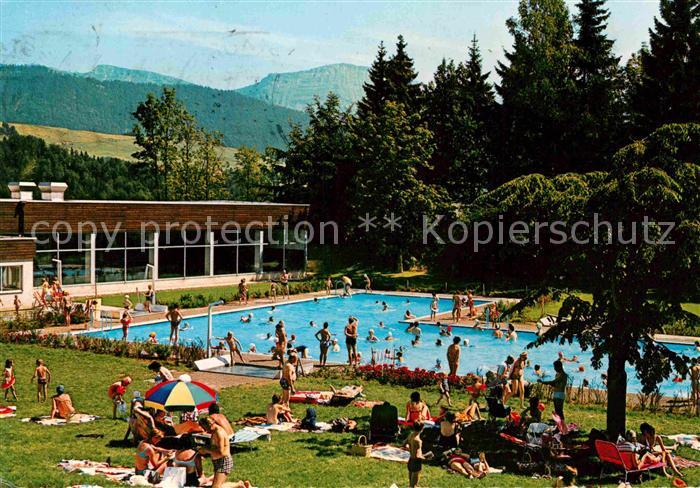Oberstaufen Oberallgaeu Bayern Schwimmbad mit Rindalphorn und Hochgrat