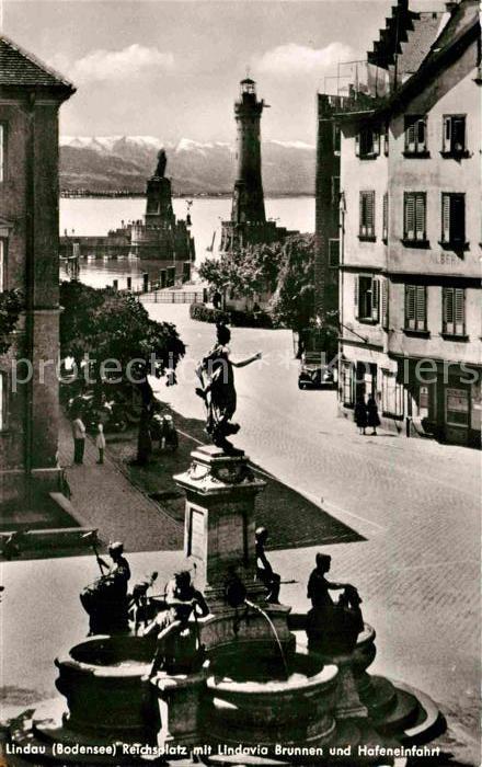 Lindau Bodensee Reichsplatz mit Lindavia Brunnen und Hafeneinfahrt