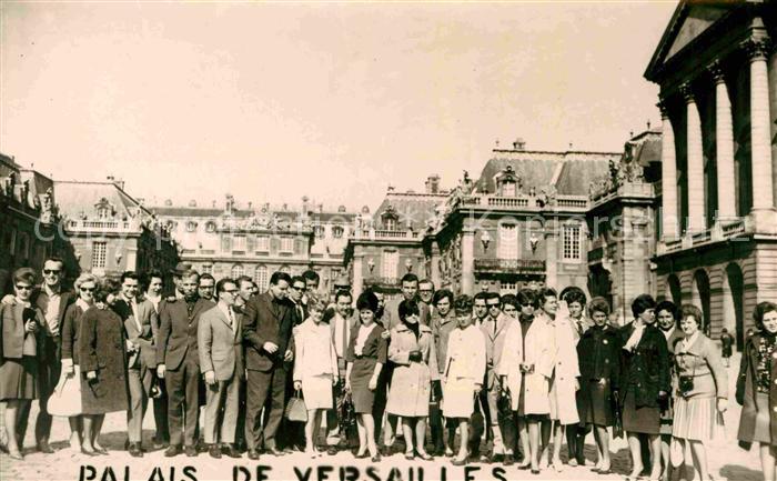 Versailles Yvelines Palais de Versailles Gruppenfoto vor dem Schloss
