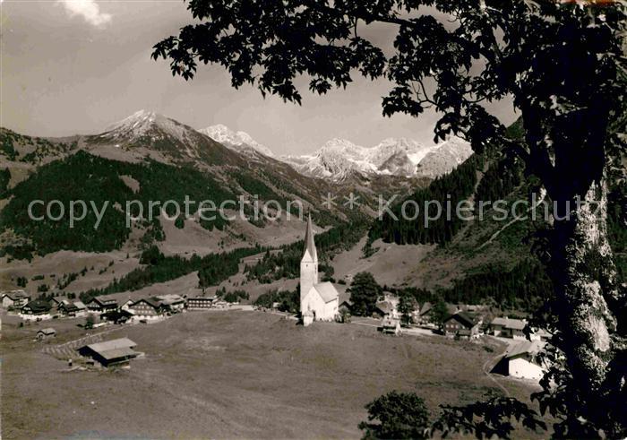 Mittelberg Kleinwalsertal mit Schafalpenkoepfe und Hammerspitze Alpenpanorama