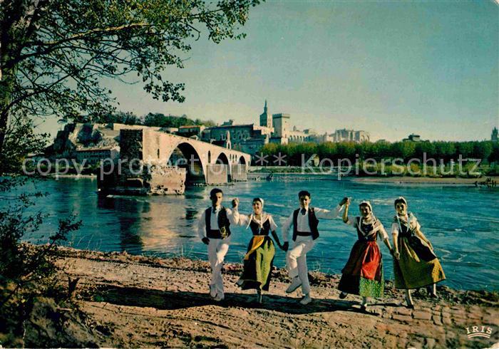 Avignon Vaucluse Comtadines et Comtadins au Pont d_Avign