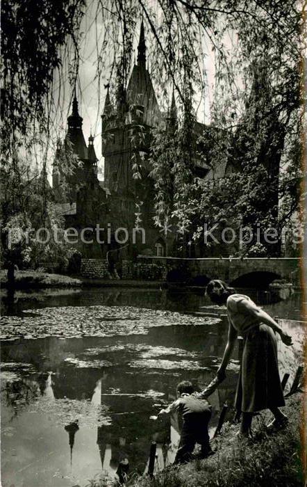 Budapest Vajdahunyad vara Burg Mutter mit Kind am Teich