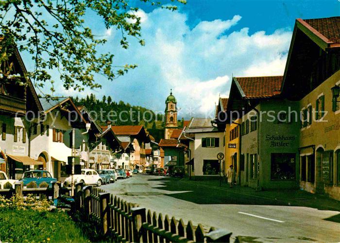 Mittenwald Bayern Haeuserpartie am Obermarkt Lueftlmalerei Pfarrkirche