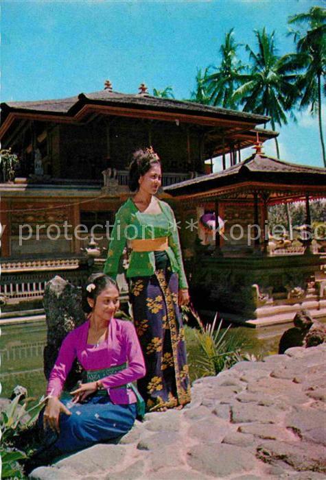 Bali Indonesien Gadis Bali didepan Gedung Pusat Kesenian