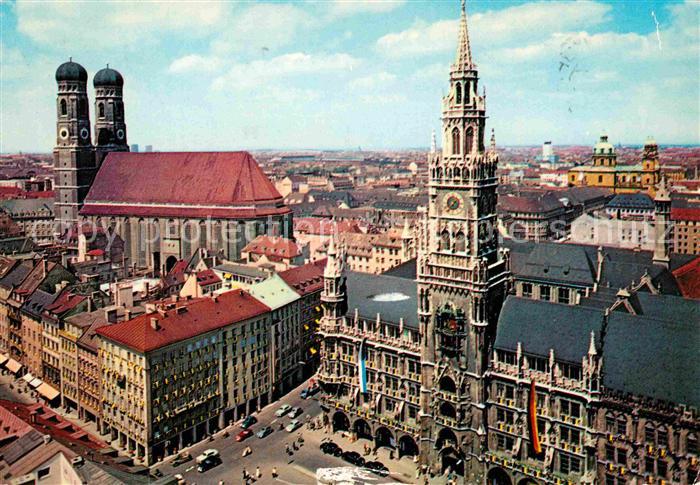 Muenchen Bayern Rathaus und Frauenkirche