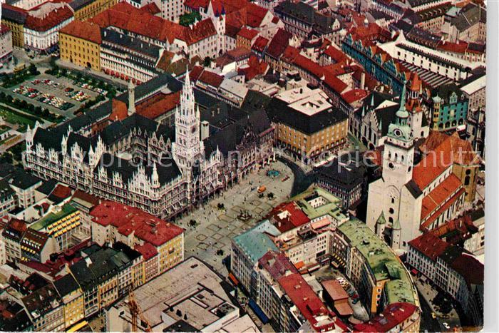 Muenchen Bayern Marienplatz und Rathaus