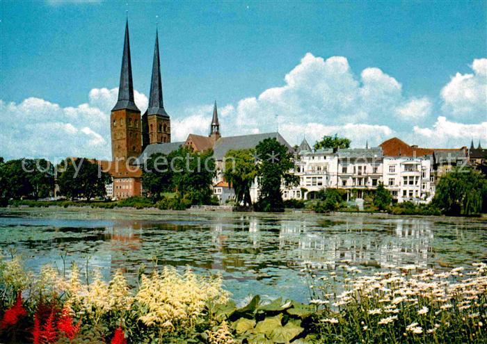 LueBECK  CITY Uferpartie am Wasser Blick zur Kirche