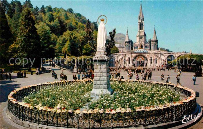 Lourdes Hautes Pyrenees Basilique et la Vierge Couronnee