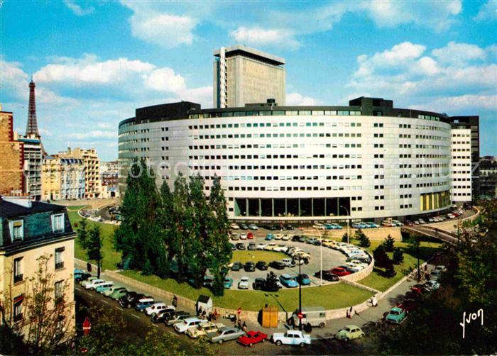 Paris La Maison de la Radio et la Tour Eiffel