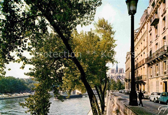 Paris Les quais de la Seine Au fond la Cathedrale Notre Dame