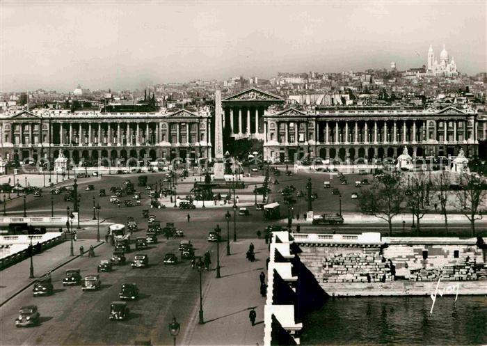 Paris Place de la Concorde et la butte Montmartre