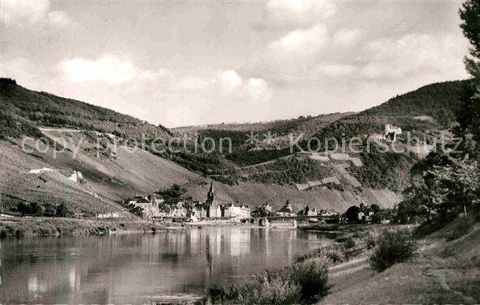 BERNKASTEL-KUES Berncastel Rheinland-Pfalz Uferpartie an der Mosel Burg Landshut