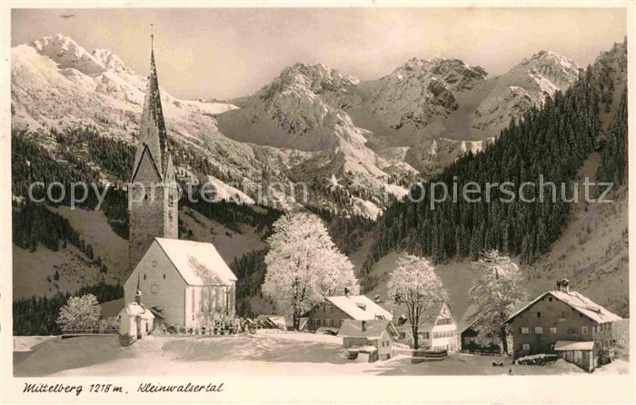 Mittelberg Kleinwalsertal Ortsansicht mit Kirche im Winter Schafalpkoepfe Fideri