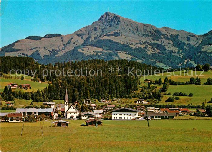 Reith Kitzbuehel Ortsansicht mit Kirche gegen Kitzbueheler Horn Kitzbueheler Alp