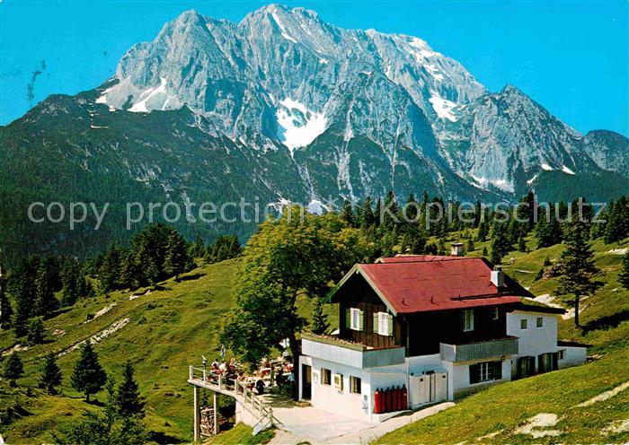 Mittenwald Bayern Kranzberghaus mit Wettersteinwand