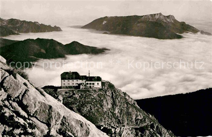 Watzmannhaus mit Untersberg ueber dem Nebelmeer