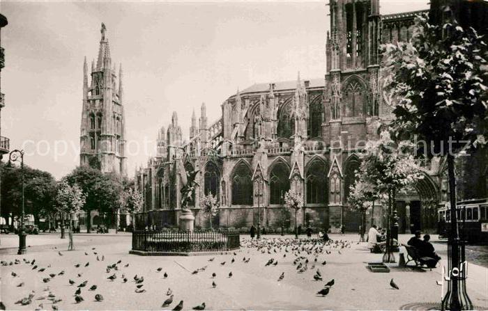 Bordeaux Tour Pey-Berland et Cathedrale