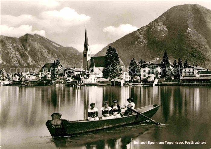 Rottach-Egern Teilansicht Bootspartie Festtrachten