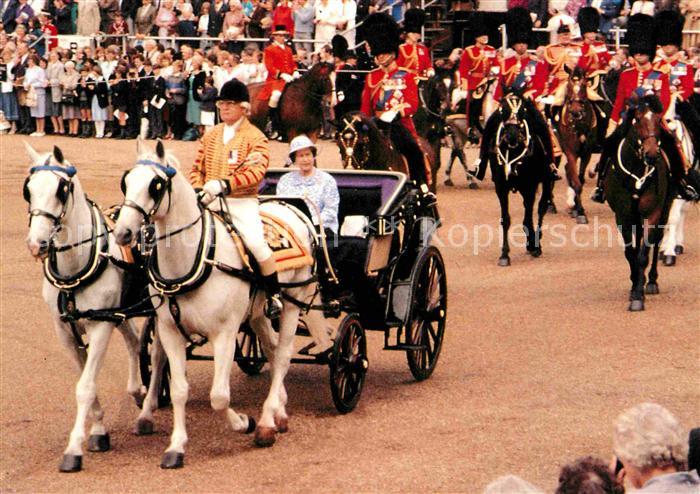 Adel England Queen Elizabeth II. Trooping of the Col