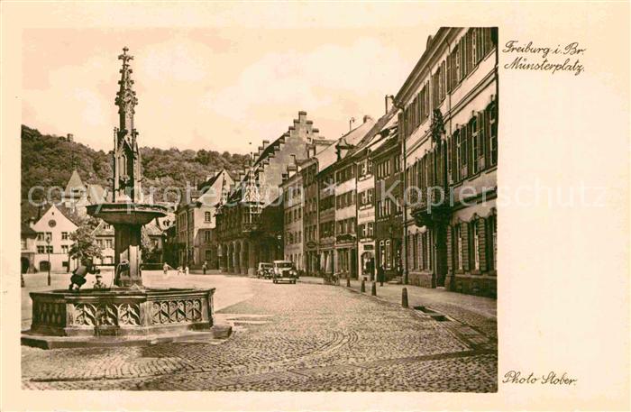 Freiburg Breisgau Muensterplatz mit Brunnen