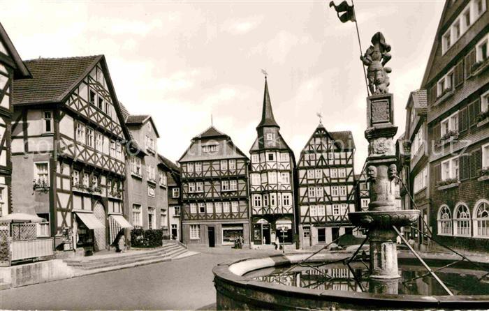 Fritzlar Marktplatz mit Rolandsbrunnen Fachwerk